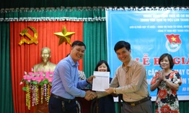 Đại diện Trung tâm Dịch vụ việc làm thanh niên và Công ty TNHH một thành viên Tô Hoàng ký kết biên bản hợp tác đào tạo.