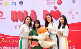 Người đẹp Nguyễn Phương Anh, Nông Thúy Hằng và Kim Trà My chụp ảnh cùng sinh viên tham gia hiến máu.