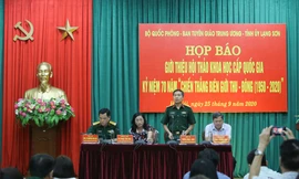 Đại tá Trần Ngọc Anh, Phó Cục trưởng Cục Tuyên huấn, Tổng cục Chính trị, cung cấp thông tin cho báo chí.