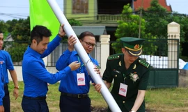 Đại biểu thanh niên trao tặng công trình thanh niên và tri ân người có công với cách mạng.