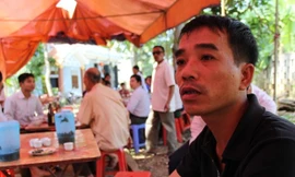 Phút xé lòng của người bố thấy con trai bị tường đè chết