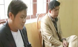 Hai đối tượng Tạ Quang Phú và Vũ Ngọc Thuyển tại cơ quan điều tra