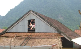 Lũ quét cô lập gần ngàn hộ dân