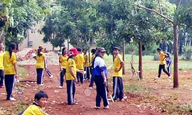 Con đánh nhau, bố mẹ mang súng vào trường giải cứu