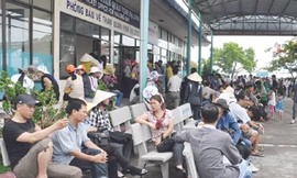 Du khách ùn tắc vì không thể lên tàu tham quan Vịnh hạ Long