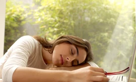 Những tư thế ngủ có hại cho vòng 1