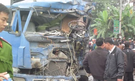 Chiếc xe tải bị nát đầu