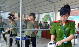 Nữ sinh cảnh sát thi tài bắn súng