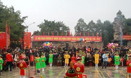 Đội mưa xem cờ người tại lễ hội Gò Đống Đa