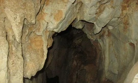 Rợn người vào lãnh địa của 'hồn ma' Hang Hòm