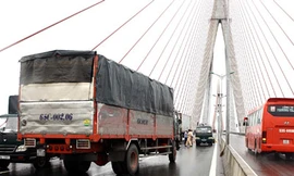 Xe tải quay 360 độ trên cầu Cần Thơ