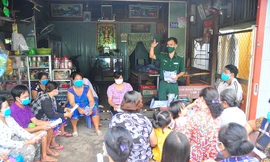 Chiến sỹ biên phòng 'gõ từng nhà' tuyên truyền người dân vùng biên phòng dịch 