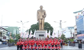 Nhiều hoạt động ý nghĩa của Hành trình Đỏ tại quê hương Bác Tôn