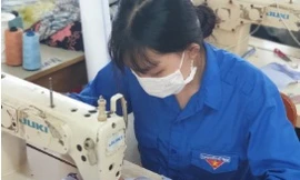 An Giang: May 5000 khẩu trang tặng sinh viên và người dân