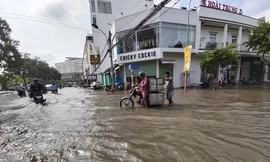 Người dân Cần Thơ khổ sở đi lại do triều cường 