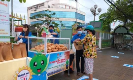 Bánh mì yêu thương ấm lòng người nghèo mùa COVID - 19