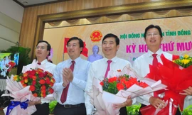 Bí thư Tỉnh ủy Đồng Tháp Lê Quốc Phong chúc mừng Chủ tịch và các Phó chủ tịch UBND tỉnh