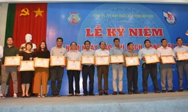 Chủ tịch UBND tỉnh Bến Tre tặng bằng khen phóng viên báo Tiền Phong 