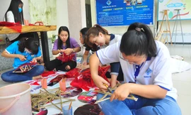 Sinh viên tự tay làm lồng đèn tặng trẻ em vùng sâu vui trung thu