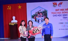 Học bổng Vừ A Dính tiếp sức học sinh dân tộc Chăm ở An Giang