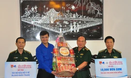 Bí thư Trung ương đoàn tặng quà chiến sĩ biên giới