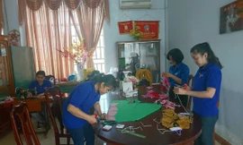 Thanh niên Cần Thơ may 2000 khẩu trang phục vụ học sinh phòng dịch 