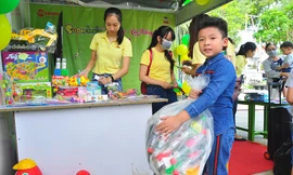 Sôi nổi ngày hội mang đồ nhựa đến đổi quà