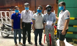 Tình nguyện viên chống dịch Cần Thơ góp tiền giúp đỡ xe ôm bị nạn