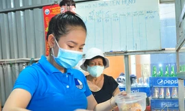 Ấm lòng bữa cơm dành cho bệnh nhân không về quê đón Tết 