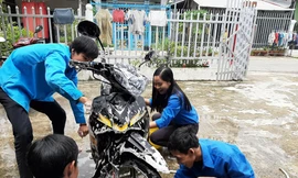 Đoàn viên thanh niên rửa xe gây quỹ tặng quà trung thu cho trẻ em khuyết tật