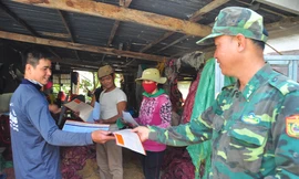 Chiến sỹ biên phòng 'gõ cửa từng nhà' tuyên truyền phòng dịch