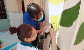 Biến tường cũ kỹ thành bức tranh sinh động đầy màu sắc