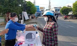 Bạn trẻ xứ dừa may khẩu trang, làm bồn rửa tay từ lốp xe 