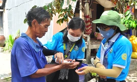 Chiến sỹ tình nguyện 'gõ từng nhà' tuyên truyền phòng dịch ở biên giới 