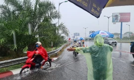 Cảm động tình nguyện viên Cần Thơ dầm mưa giúp dân chống dịch