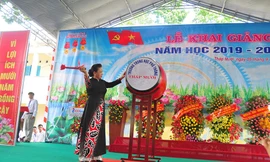 Chủ tịch Quốc hội đánh trống khai giảng năm học mới ở Đồng Tháp