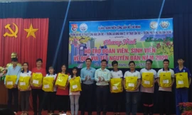 Cần Thơ hỗ trợ 500 phần quà cho sinh viên khó khăn về quê đón Tết ​