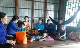 Đoàn viên rửa xe gây quỹ tặng quà cho trẻ khuyết tật vui trung thu