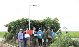 Tặng đèn năng lượng mặt trời ở chốt chặn cho chiến sỹ biên giới phòng dịch COVID-19