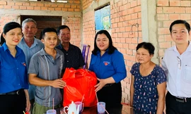 Tỉnh đoàn Bến Tre chúc Tết cán bộ Đoàn có hoàn cảnh khó khăn