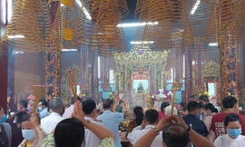 Đông nghịt người viếng chùa ngày đầu năm mới ở Cần Thơ