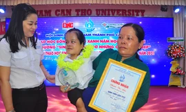 Cảm động với nghị lực của nữ sinh nhiễm chất độc da cam ​