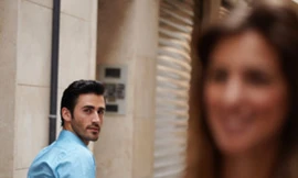 Adam không 'soi' Eva nhiều như thế...