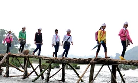 Hàng trăm học sinh phải lội sông đến trường