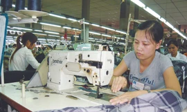 Mức lương tối thiểu của doanh nghiệp vừa được điều chỉnh từ ngày 1-10-2011 đã bị coi là lạc hậu. Ảnh: Phong Cầm