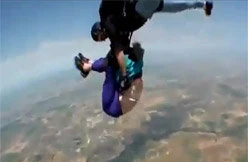 Cụ bà 80 sống sót sau màn nhảy dù bị tuột đai