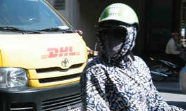 Mặc áo chống nắng - dấu hiệu của tuổi tác? Ảnh: Nguyễn Mạnh Hà