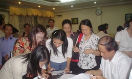 Giao nhận hồ sơ tuyển sinh giữa sở GD&ĐT và các trường ĐH, CĐ năm 2010	Ảnh : Hồ Thu