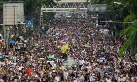 Hàng ngàn người biểu tình chống chính phủ ở Thái Lan