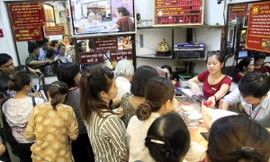 Người dân chen nhau mua vàng tại Công ty vàng bạc Bảo tín Minh Châu